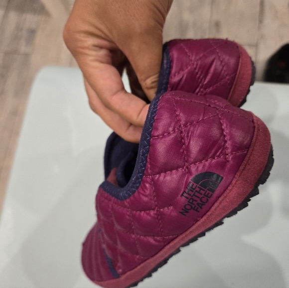 The North Face Fuchsia Thermoball Slip-Ons Sz 5 Us - Picture 6 of 8